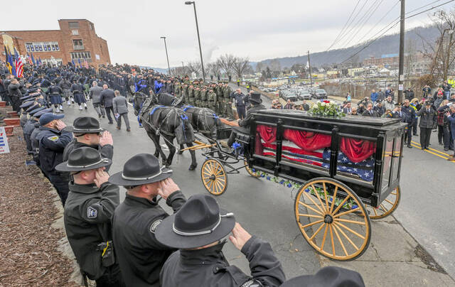 5799326_web1_vnd-mcintirefuneral200-011223a