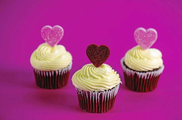 5865475_web1_Heart-cupcakes