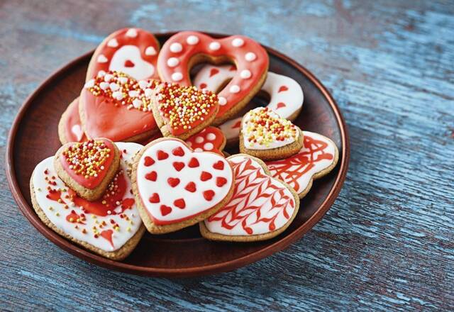 5881299_web1_Valentine-s-Day-cookies