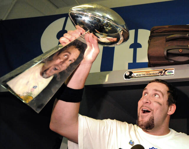 5892985_web1_34-ptr-ben-facing-lombardi-trophy-43