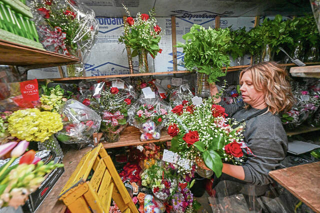 5895943_web1_gtr-vdayflowers2-021423