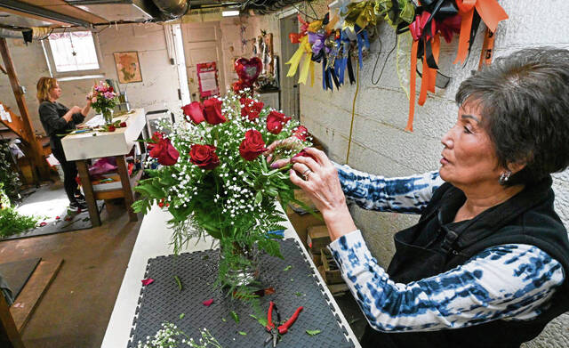 5895943_web1_gtr-vdayflowers3-021423