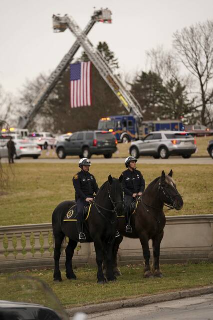 5906228_web1_ptr-sluganskifuneral-63