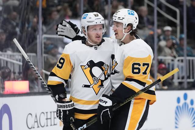 Penguins re-sign forward Rickard Rakell