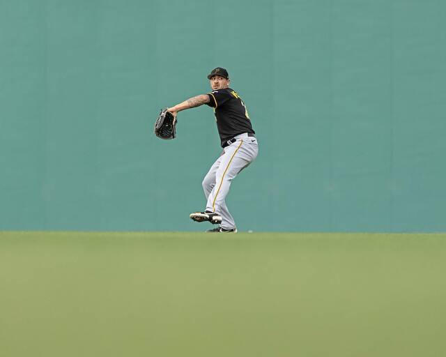 5938043_web1_gtr-BucsVelasquez2-022423