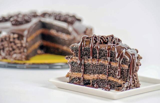 5935367_web1_Chocolate-Cake