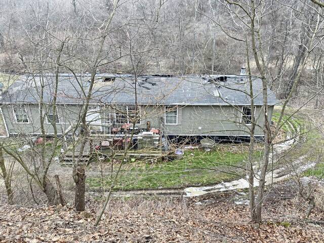 5966492_web1_gtr-Hempfieldfire