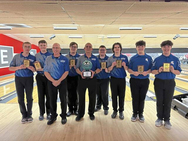 Hempfield edges past Franklin Regional for regional boys team bowling title