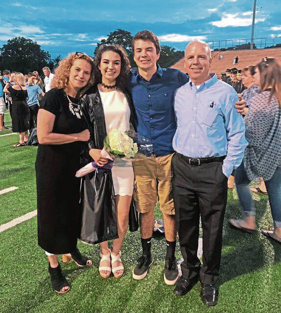 5981146_web1_naj-sienagraduation-crop