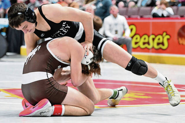 Quaker Valley sees pair of wrestlers hit 100-win milestone