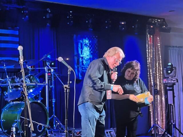 6041707_web1_Steve-Rohan-from-BOB-FM-calls-the-raffle-with-Brenda-Leo