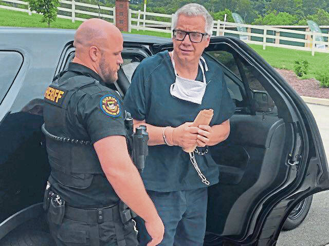 6054344_web1_Steban-at-court