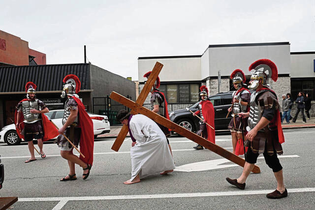 6052820_web1_gtr-lo-WayOfCross013-040823