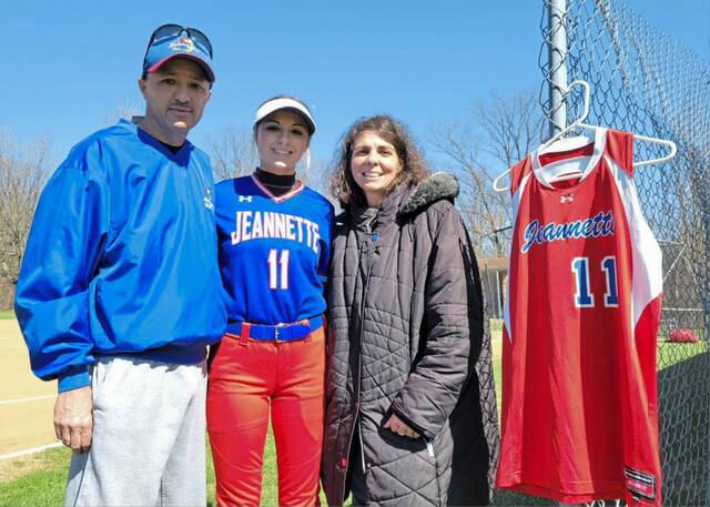 With star freshman playing in sister’s memory, Jeannette softball off to brilliant start