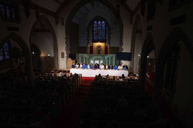 6076658_web1_gtr-lo-LivingLastSupper2-040723