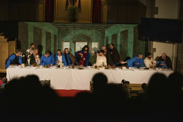 6076658_web1_gtr-lo-LivingLastSupper3-040723