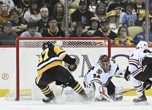 6090336_web1_ptr-PensBlackhawks10-041223jpg