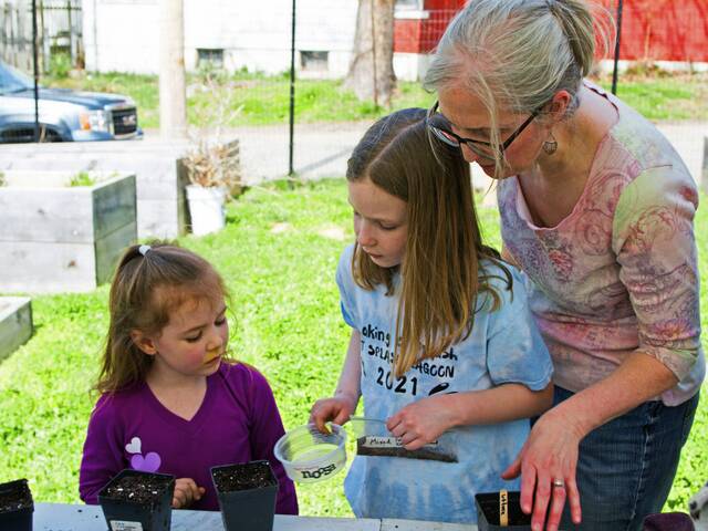 6091880_web1_pal-veronacommunitygarden-042023-10