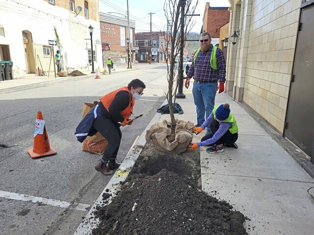 6104077_web1_HER-SharpsburgPlanting2-042723