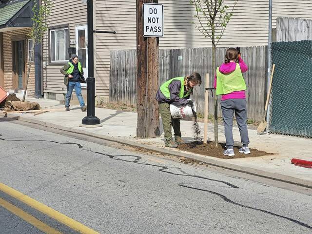 6104077_web1_HER-SharpsburgPlanting3-042723