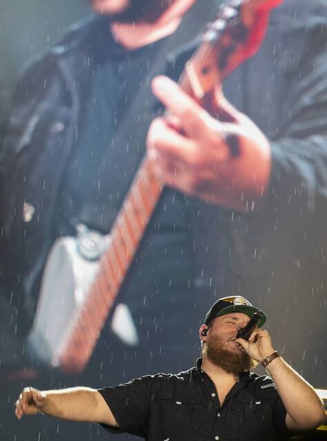 6150891_web1_gtr-LukeCombs11-043023