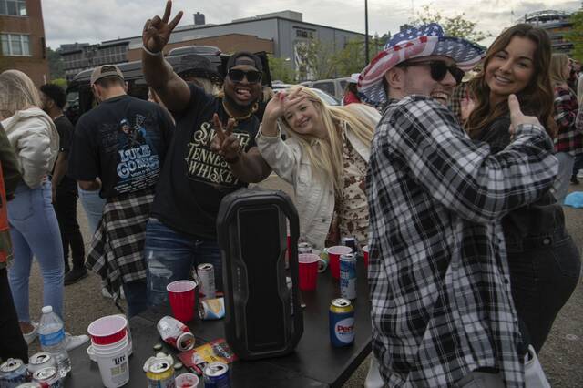 6150891_web1_gtr-LukeCombs16-043023