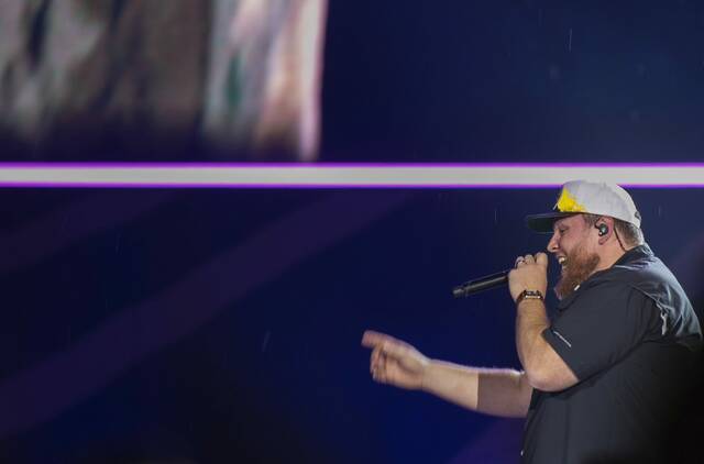6150891_web1_gtr-LukeCombs2-043023