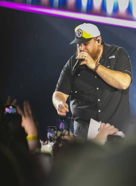 6150891_web1_gtr-LukeCombs3-043023