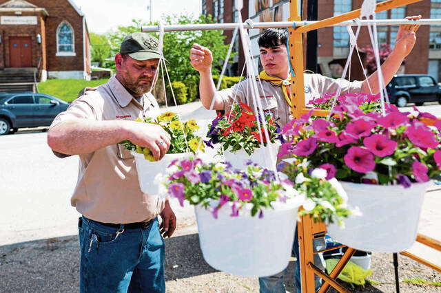 6171346_web1_vnd-lo-ScoutsFlowers3-050723