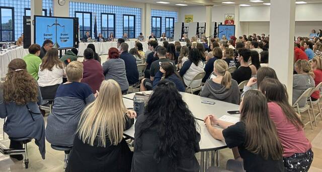 6177490_web1_Norwin-School-Board-packed-meeting--2-