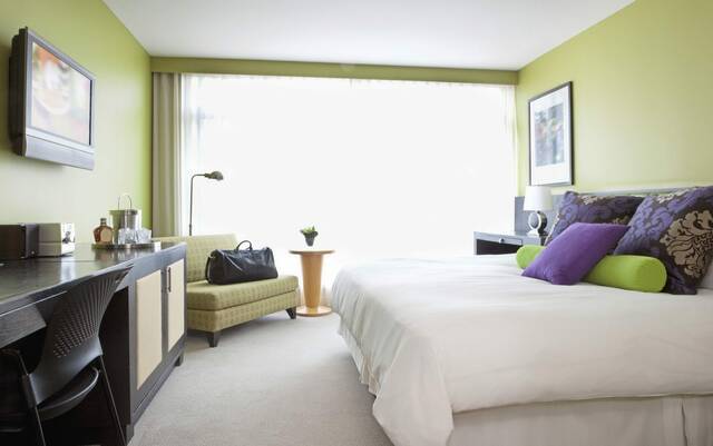 6177785_web1_web-hotelroom