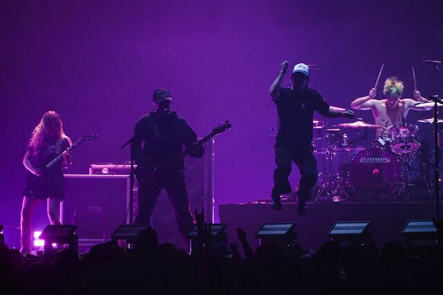 6199481_web1_ptr-blink182concert014-051823