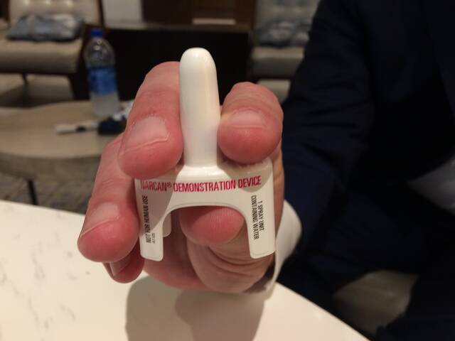 6228909_web1_Narcan-applicator