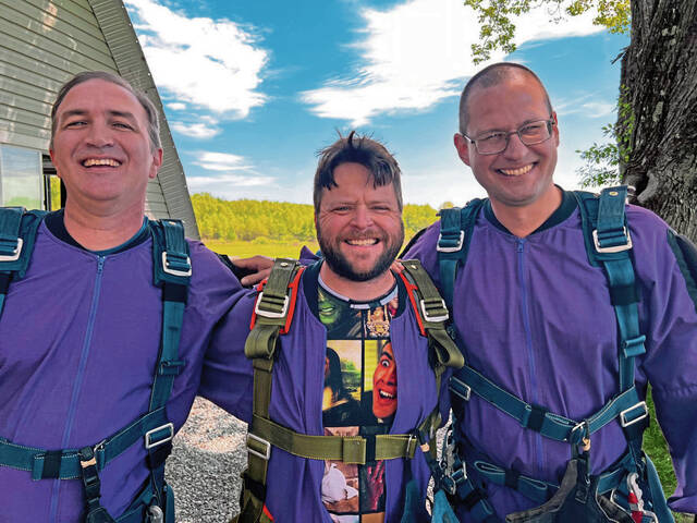 6237266_web1_vnd-skydiving-040423-10