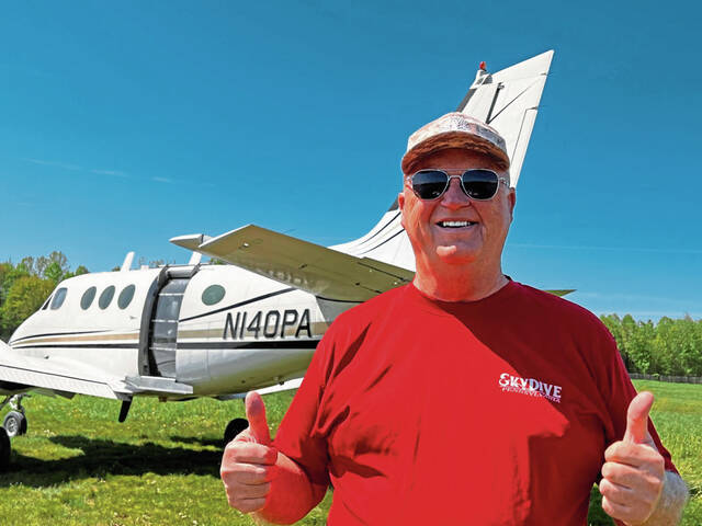 6237266_web1_vnd-Skydiving-040423-3