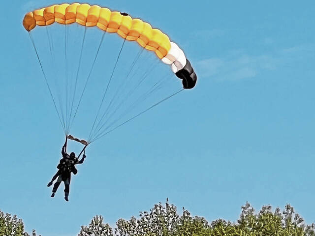 6237266_web1_vnd-Skydiving-040423-4