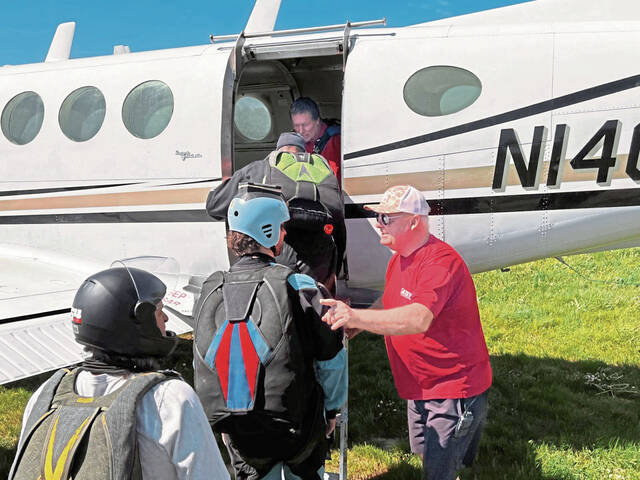 6237266_web1_vnd-Skydiving-040423-7