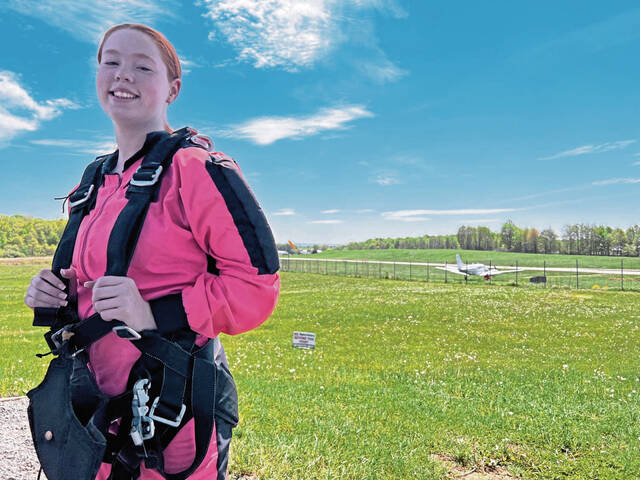 6237266_web1_vnd-skydiving-040423