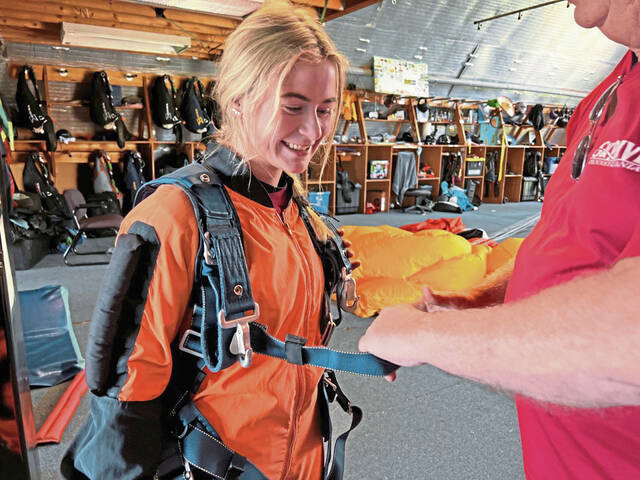 6237266_web1_vnd-skydiving-040423-9