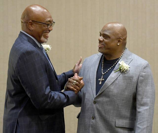 Former Steeler Jonathan Hayes highlights WPIAL Hall of Fame induction with focus on family