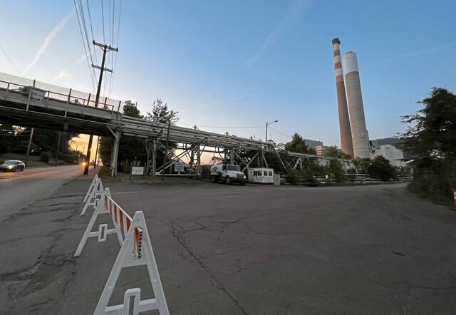 6316944_web1_PHOTOGALLERY_vnd-SmokestackImploA-060323