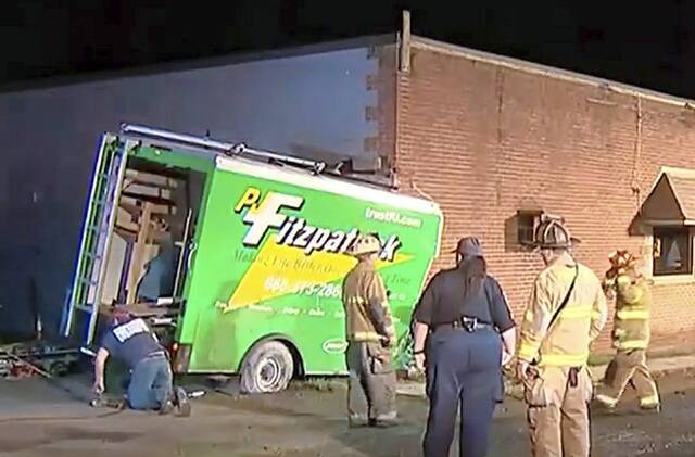 6332046_web1_ptr-truckintobldg-062823