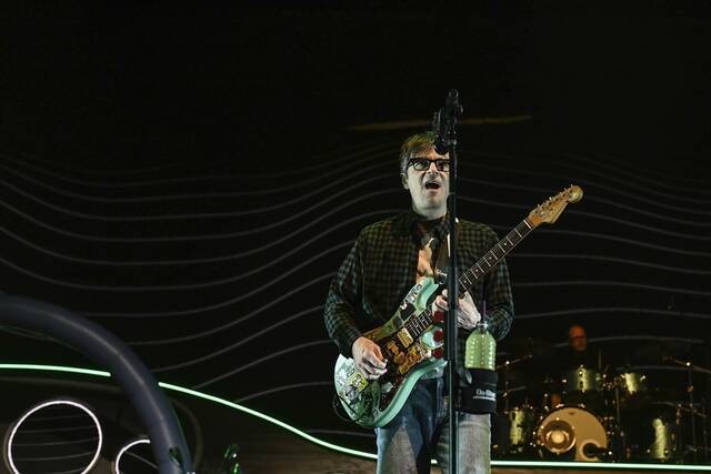 6369013_web1_ptr-WeezerConcert004-071223