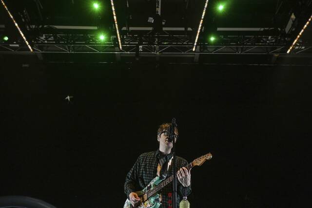 6369013_web1_ptr-WeezerConcert005-071223