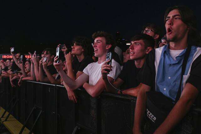 6369013_web1_ptr-WeezerConcert006-071223