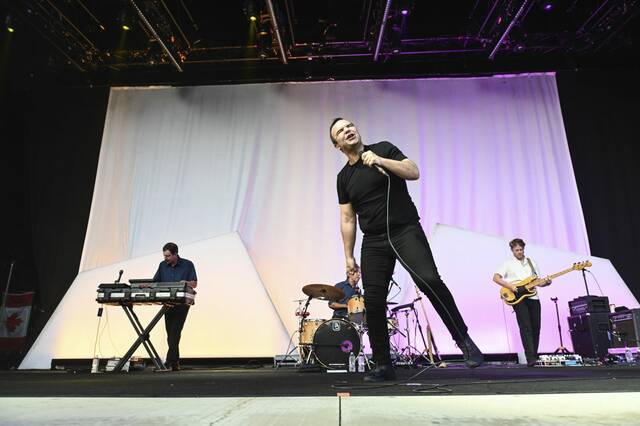 6369013_web1_ptr-WeezerConcert021-071223