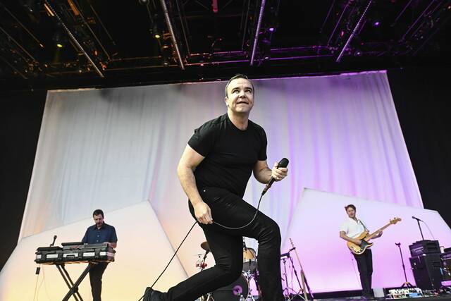 6369013_web1_ptr-WeezerConcert022-071223