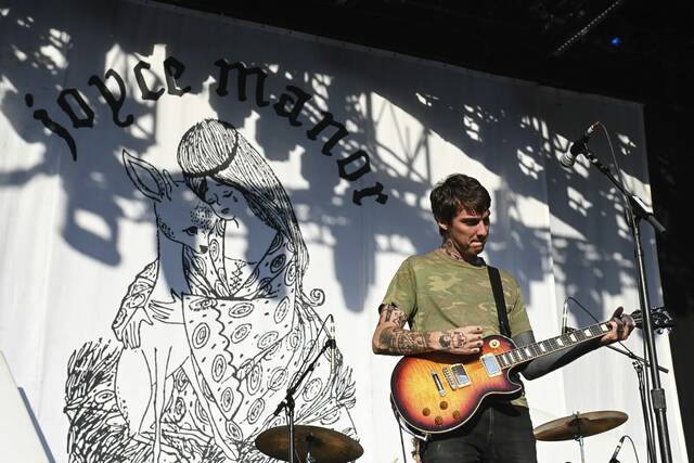 6369013_web1_ptr-WeezerConcert028-071223
