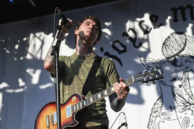 6369013_web1_ptr-WeezerConcert029-071223