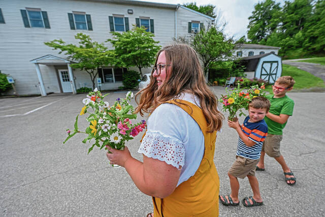 6372208_web1_vnd-flowerlady6-071523
